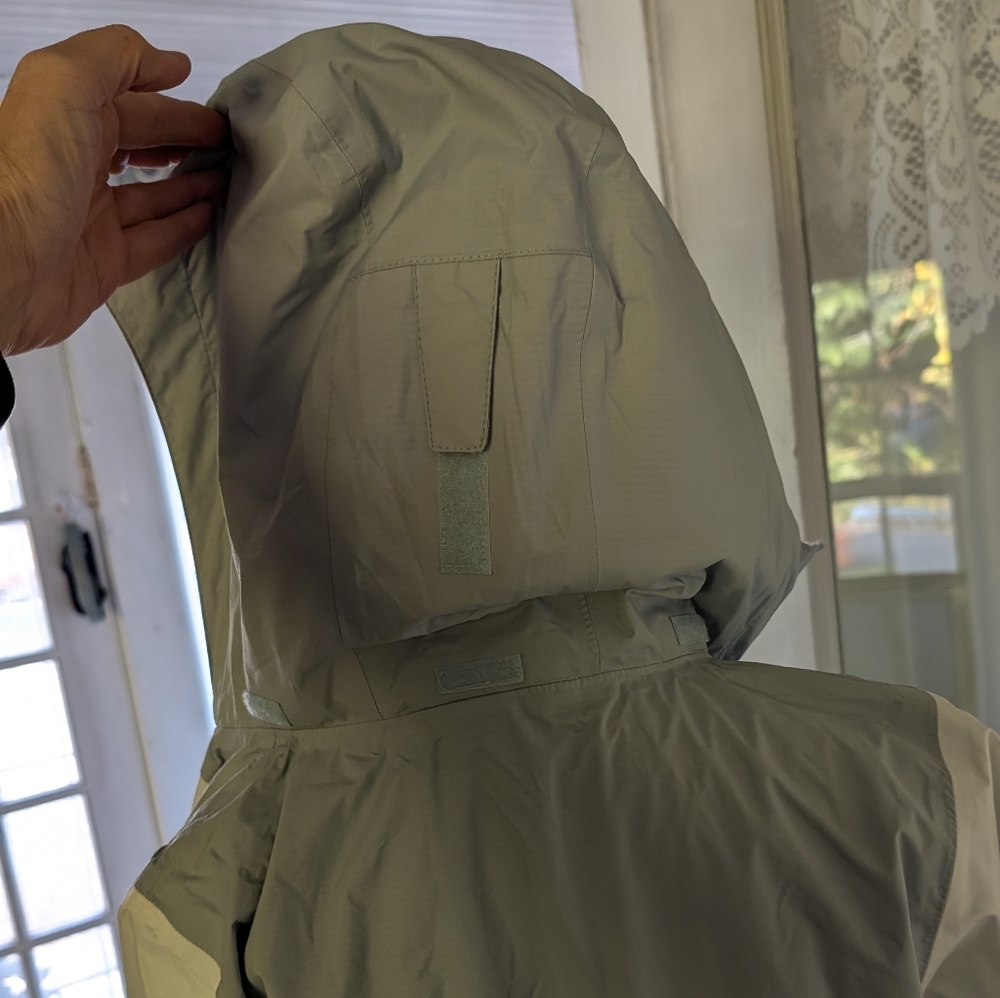 Columbia Women's White and Gray Rain Jacket - Picture 11 of 16